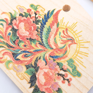 鳳凰と花を色鮮やかに印刷した絵馬の拡大