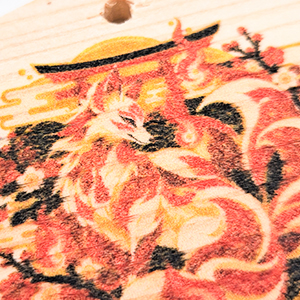 龍と花を印刷した絵馬の細部